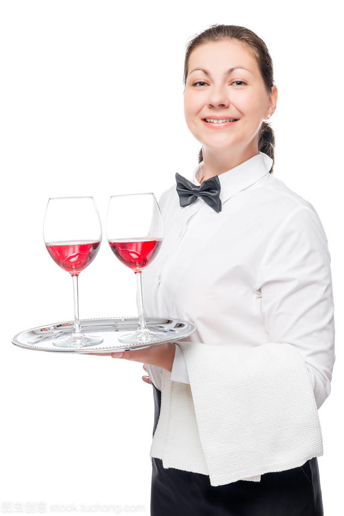 女服務生與酒精飲料托盤 餐飲服務中的專業肖像